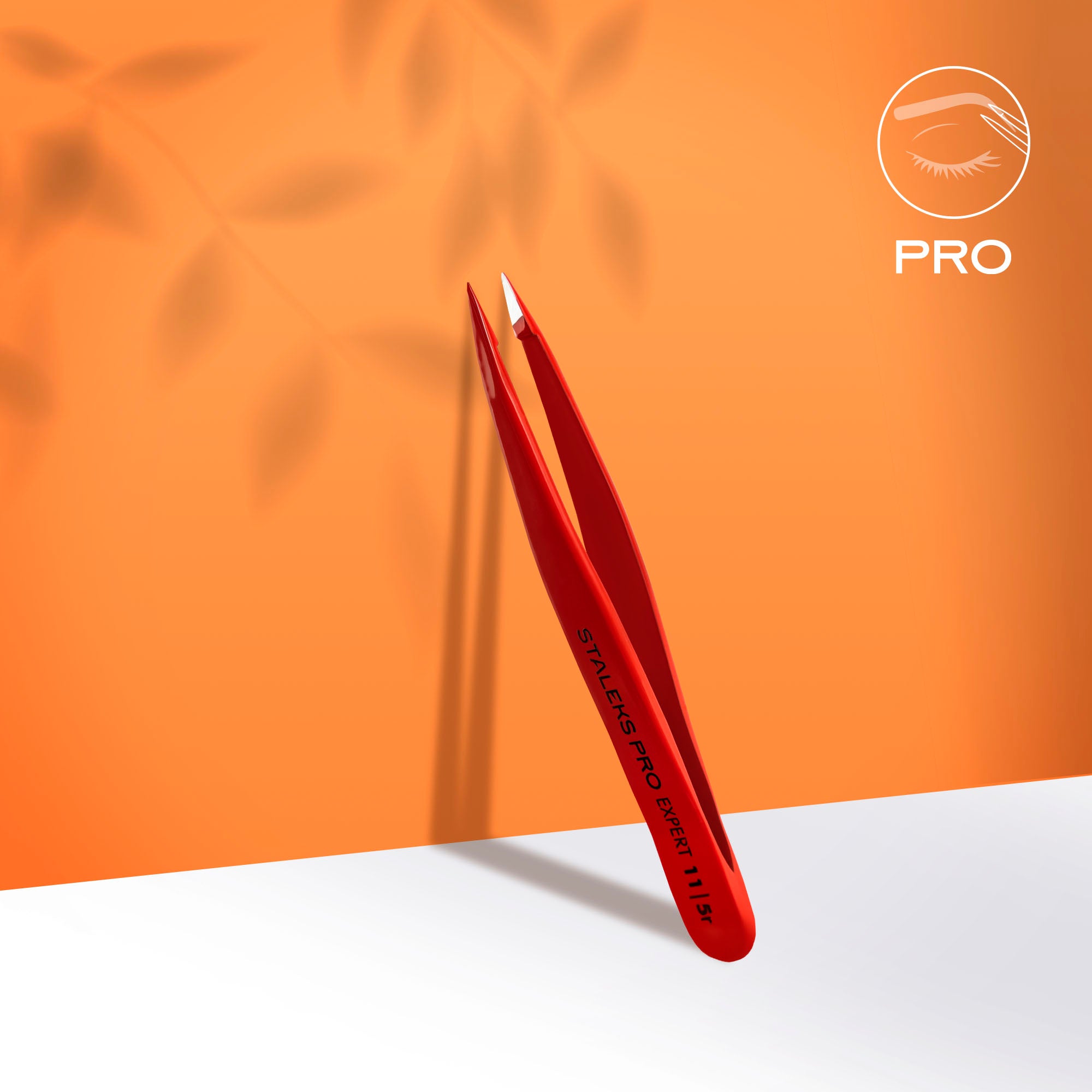 Pensetă profesională pentru sprâncene STALEKS EXPERT 11 TYPE 5R, roșie, cu vârf ascuțit, prezentată pe fundal portocaliu.